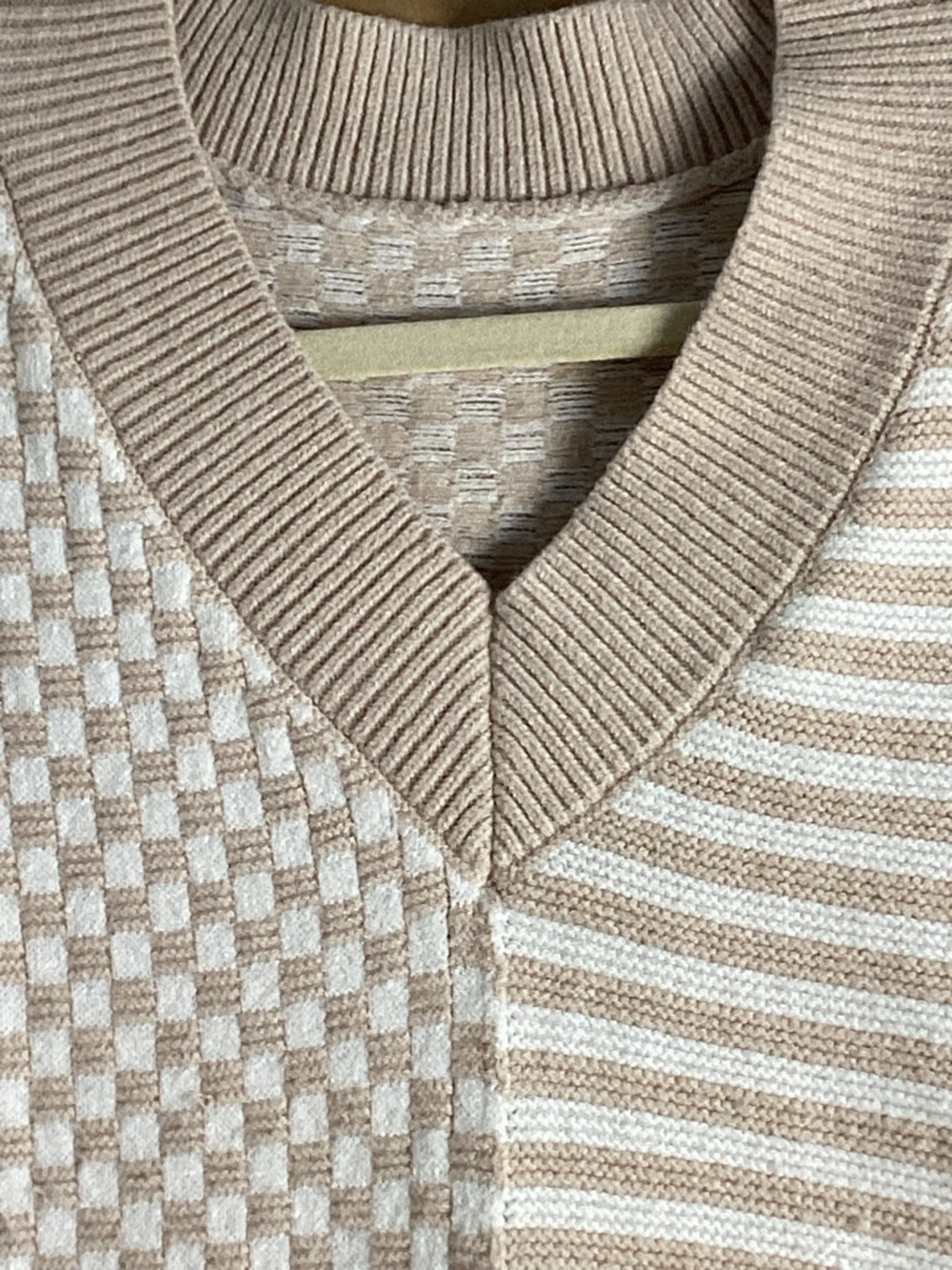 UNCLECAT Beige & Cream Tan V-Neck Striped & Check Pattern Knit Sweater sz M - Picture 4 of 11